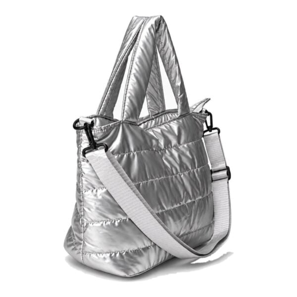 Bolsa puffer tote personalizada prata, vista lateral com alça transversal removível