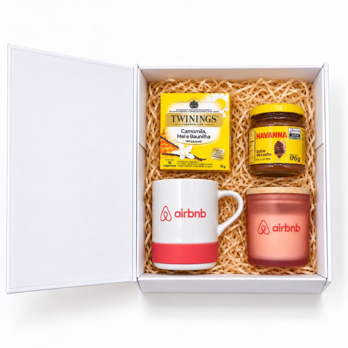 Kit Airbnb com caneca, vela, chá e doce de leite em caixa branca, desenvolvido pela Enova
