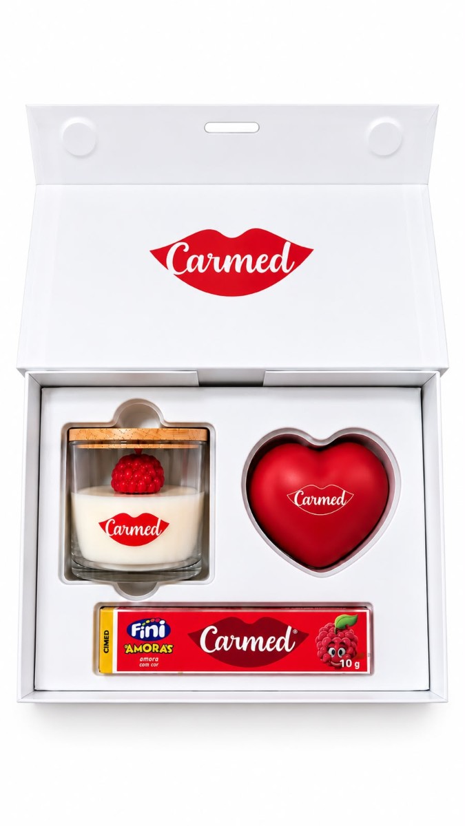 Kit Carmed com vela, coração antiestresse e Fini Amoras em caixa personalizada, desenvolvido pela Enova